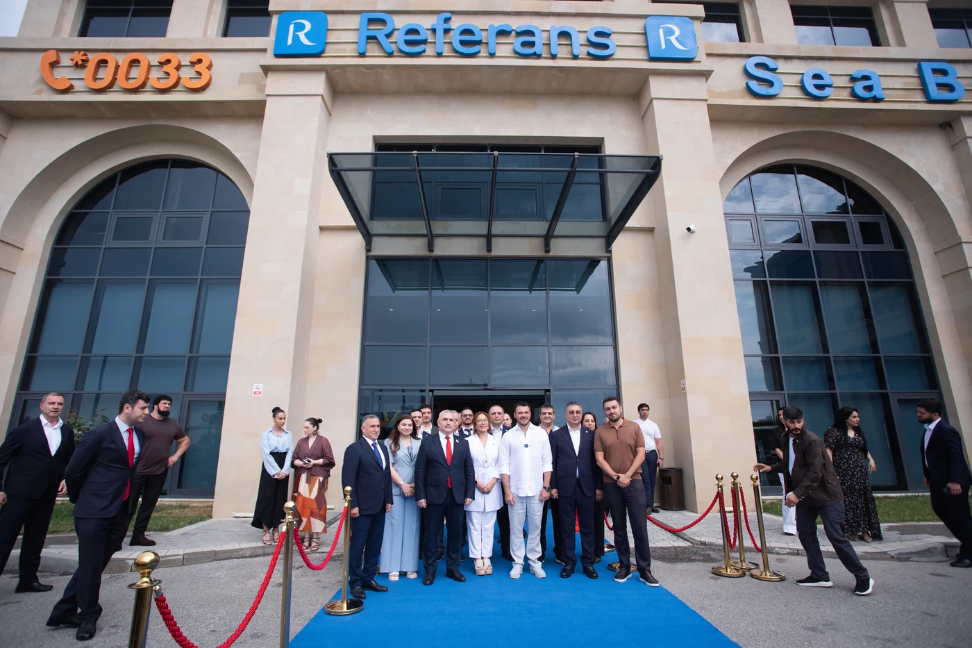 «Referans · Sea Breeze Hospital» lövhəsi olan fasad açılış günü
