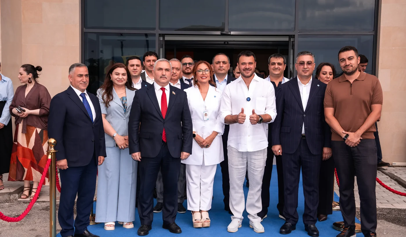 Açılış iştirakçılarının xəstəxananın girişində ümumi şəkli