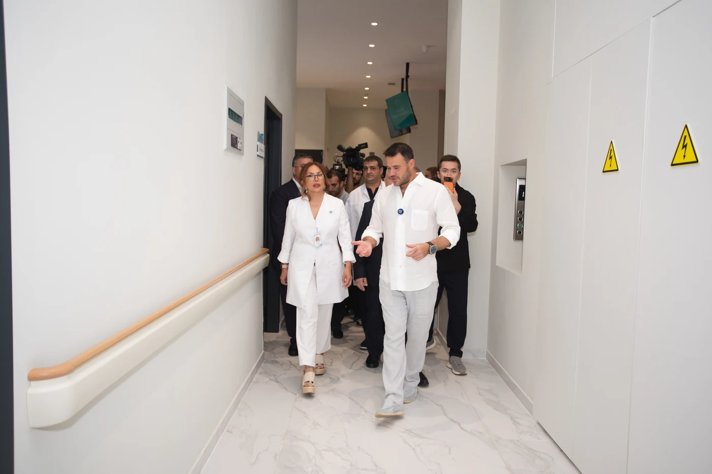 Xəstəxananın açıq rəngli bəzəkli və divar boyu tutacaqlı daxili dəhlizi